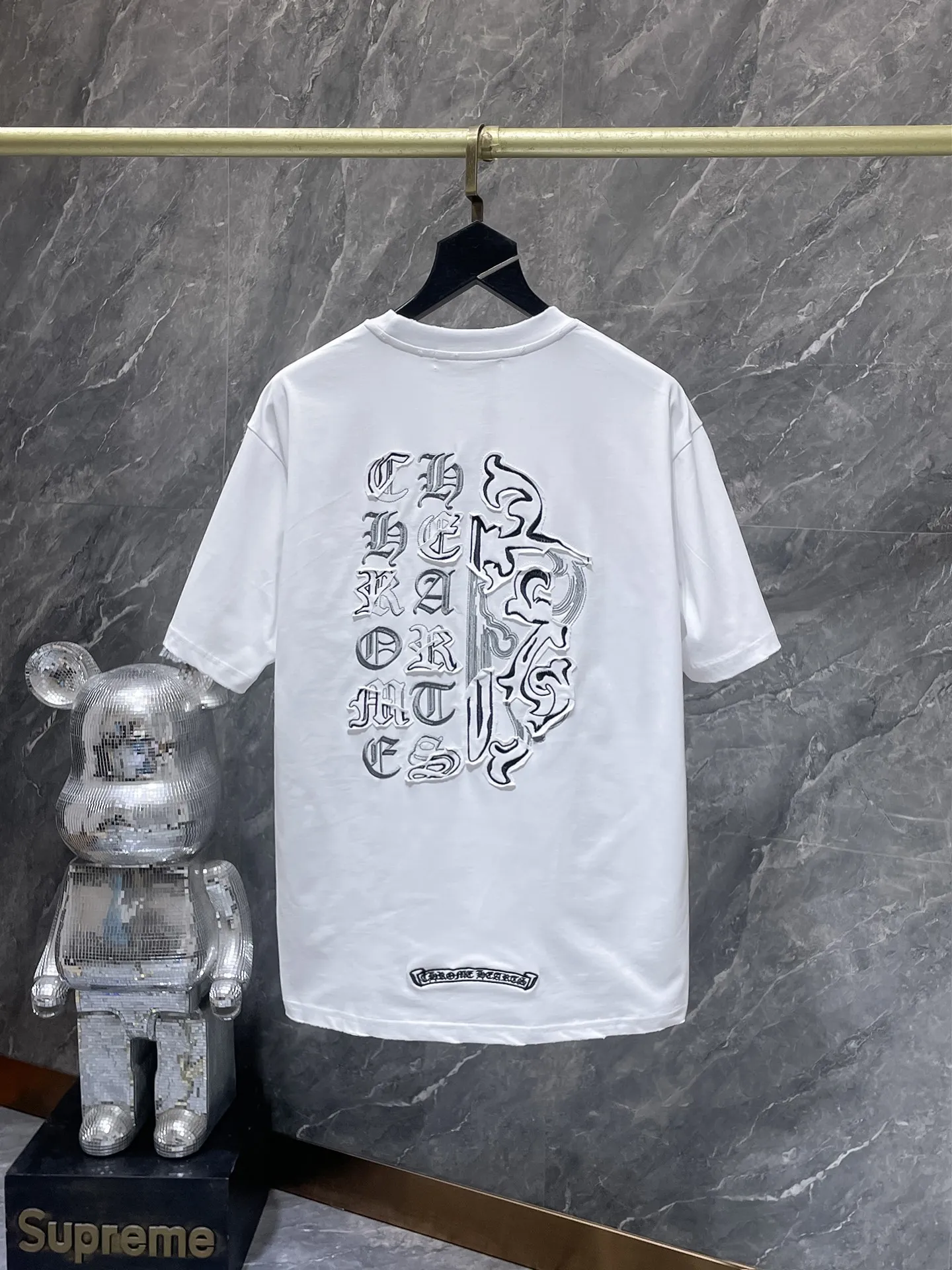 P170 New for summer Chrome Hearts 25ss worn version. High gram weight, environmentally friendly and high-quality top-grade fabric. 280g Chrome Sword Sanskrit embroidery patch splicing short sleeves. Heavy-duty pure hand-cut patch embroidery technology. Counter synchronization. Re-engraved version 1:1. Recommended color: black. White. Size: S, M, L, XL.